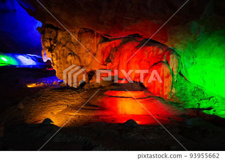 Tham Pha Nang Khoi cave in Phraeprovince, Thailand Tham Pha Nang Khoi cave in Phraeprovince, Thailand 93955662
