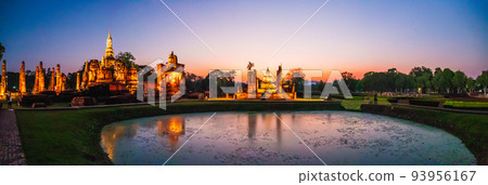 Sunset at Wat Mahathat buddha and temple in Sukhothai Historical Park 93956167