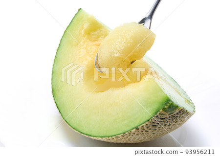 伯爵瓜切片在盤子上 93956211