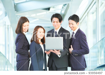 看筆記本電腦屏幕的業務團隊 93956497