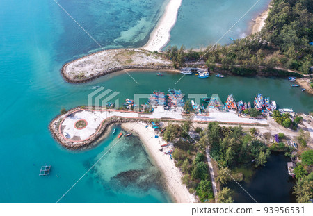 Aerial view of Thong Sala pier, boat and koh Tae Nai in koh Phangan, Thailand 93956531