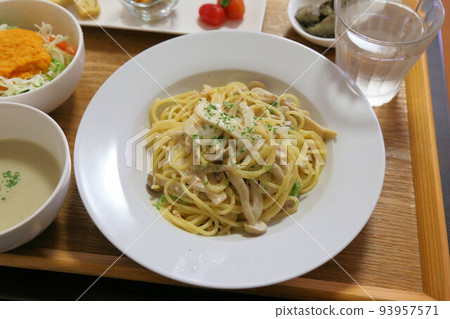 咖啡廳午餐盤金槍魚蘑菇奶油意大利面套餐 咖啡廳午餐盤金槍魚蘑菇奶油意大利面套餐 93957571