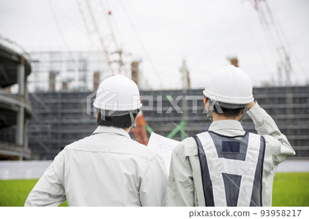Japanese work scene, site supervisor, rear view, construction management, training for new employees 93958217