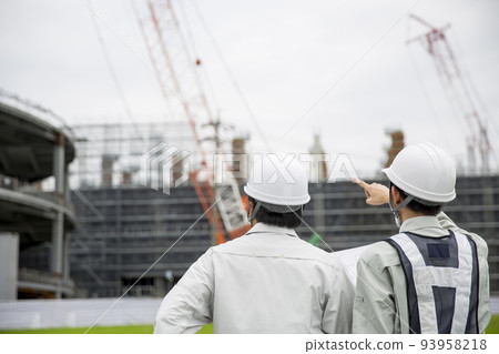 Japanese work scene, site supervisor, rear view, construction management, training for new employees 93958218