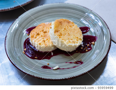 Sweet cheesecake Tarta de queso with blueberry jam Sweet cheesecake Tarta de queso with blueberry jam 93959499