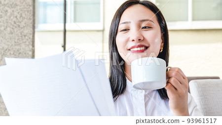 年輕女子在咖啡館喝咖啡時工作 93961517