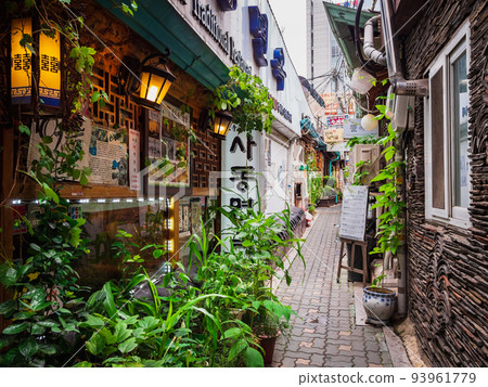 Alley in Seoul Insadong 93961779