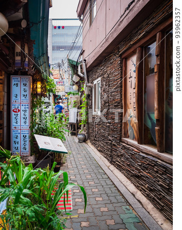 Back alley in Seoul Insa-dong vertical composition Back alley in Seoul Insa-dong vertical composition 93962357