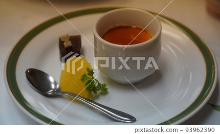 Eat pudding as a dessert for a luxurious dinner at a hot spring inn 93962390