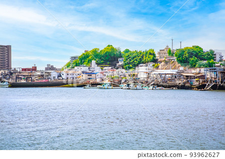 這是江波山公園和江波南町的風景。您可以看到江葉山氣象博物館和河濱大廈。廣島 93962627