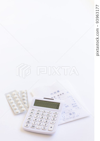 醫療費用藥物和計算器的圖像 醫療費用藥物和計算器的圖像 93963177