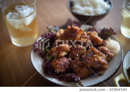 Fried chicken and highball Fried chicken and highball 93964594