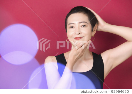 Woman with very short hair Woman with very short hair 93964630