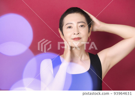 頭髮很短的女人 頭髮很短的女人 93964631