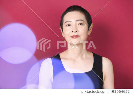 頭髮很短的女人 93964632
