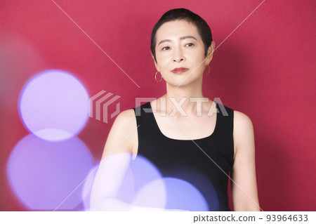 Woman with very short hair Woman with very short hair 93964633