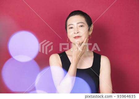 Woman with very short hair Woman with very short hair 93964635