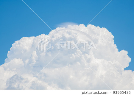 有雷雨的夏天藍天 有雷雨的夏天藍天 93965485