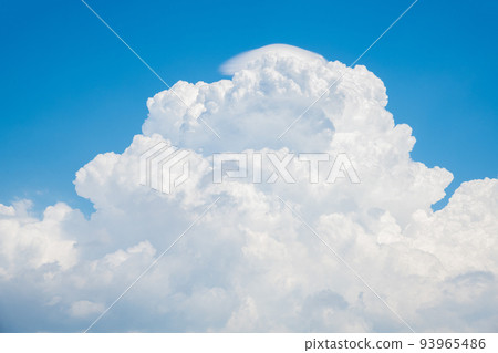 有雷雨的夏天藍天 有雷雨的夏天藍天 93965486