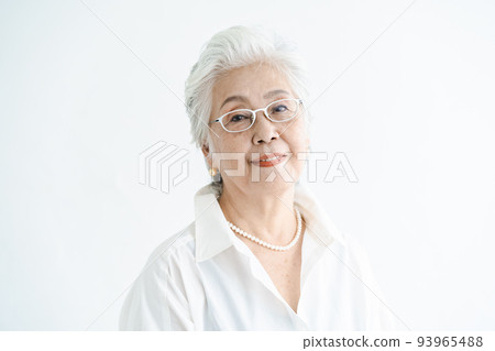 一個戴眼鏡的白髮女人的肖像 一個戴眼鏡的白髮女人的肖像 93965488