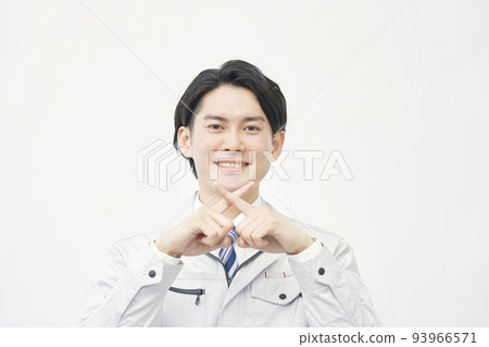 在白色背景上劃線的工人 93966571