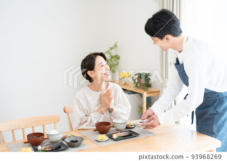 Husband who cooks for his wife (cooking, breakfast, self-catering, Japanese food, health) 93968269