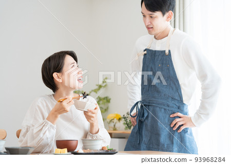 Husband who asks his wife to taste the food (cooking, breakfast, self-catering, Japanese food, health) Husband who asks his wife to taste the food (cooking, breakfast, self-catering, Japanese food, health) 93968284