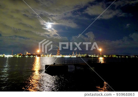 大阪府高石市天空中月亮朦朧的工業區夜景 93968863