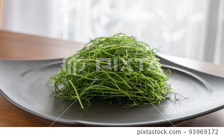 黑盤上的傳統山形蔬菜 Okahijiki 93969172