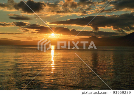 Autumn, Lake Shikotsu at sunset and sunset (Hokkaido / Chitose city) Autumn, Lake Shikotsu at sunset and sunset (Hokkaido / Chitose city) 93969289