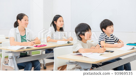 Elementary school and junior high school children studying at cram school (examination) 93969535