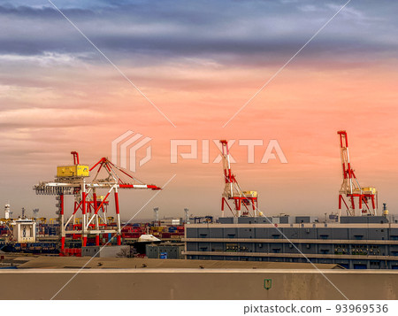 Evening view of the Keihin industrial area seen from the Metropolitan Expressway 93969536