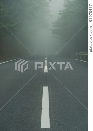 能見度低的山區跌宕起伏的道路c-3復古電影風格 93970457