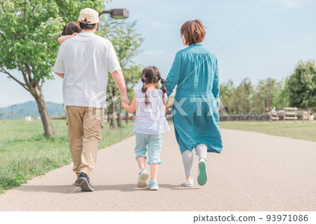 Japanese family / family walking in the park (back view) 93971086