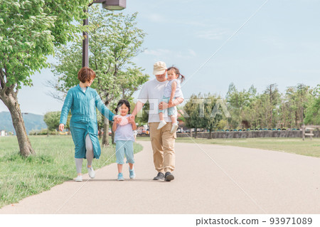 日本家庭在公園散步/家庭（複製空間） 93971089