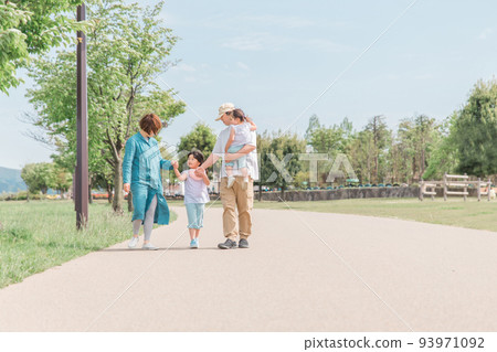 Japanese family walking in the park / family (copy space) 93971092