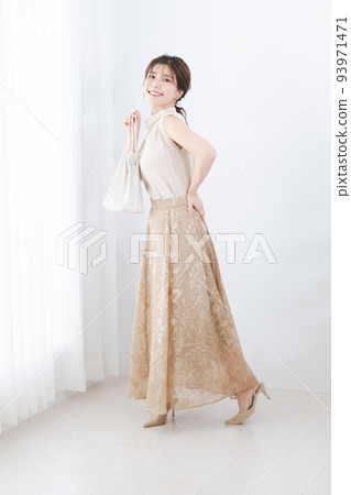portrait (young woman 93971471