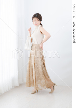 portrait (young woman 93971472