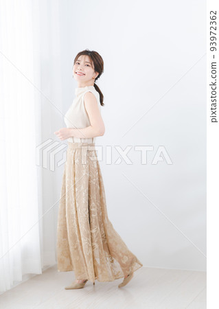 portrait (young woman 93972362