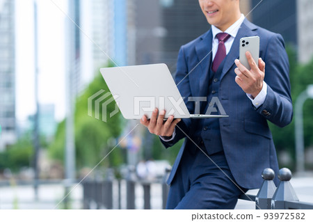 商務商人男性個人電腦銷售商務人士 93972582