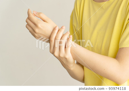 woman feeling joint pain 93974118