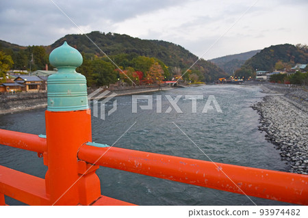 以《源氏物語》中的宇治十條而聞名的宇治川和橋。浮船入水。 以《源氏物語》中的宇治十條而聞名的宇治川和橋。浮船入水。 93974482