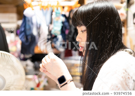 woman with a sense of life 93974556