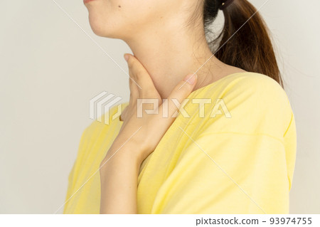 woman feeling sore throat 93974755