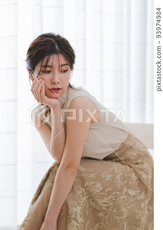 A young woman sitting on a chair 93974984