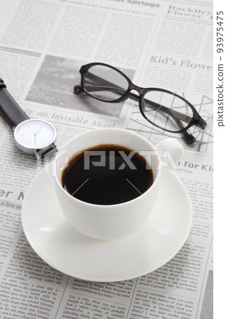 咖啡、手錶和眼鏡 咖啡、手錶和眼鏡 93975475