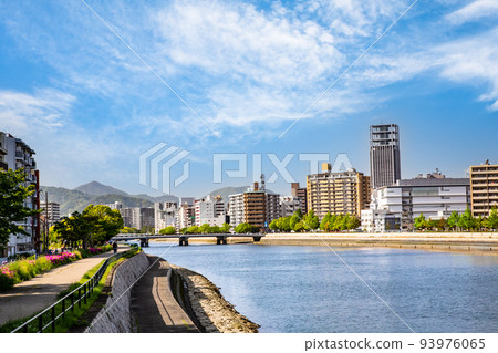 It is an urban landscape from the vicinity of Minami Ohashi in Hagoromo-cho toward the city center. Building streets continue on the riverside. 93976065