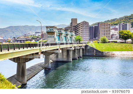 It is the scenery of the Oshiba sluice gate at the branch point of the Ota River flood bypass and the main river. You can see the apartment in Ushitashinmachi. Please have a bright atmosphere. It is the scenery of the Oshiba sluice gate at the branch point of the Ota River flood bypass and the main river. You can see the apartment in Ushitashinmachi. Please have a bright atmosphere. 93976070