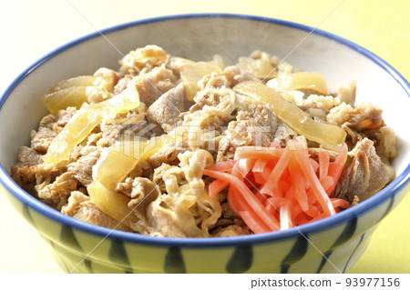 簡單的熱牛肉碗,上面放著紅醃姜 簡單的熱牛肉碗,上面放著紅醃姜 93977156