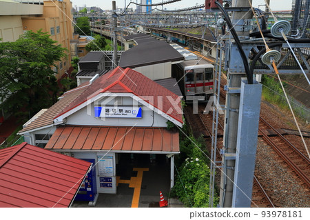 荒川沿線的鐵路和三角形屋頂的複古車站大樓 93978181